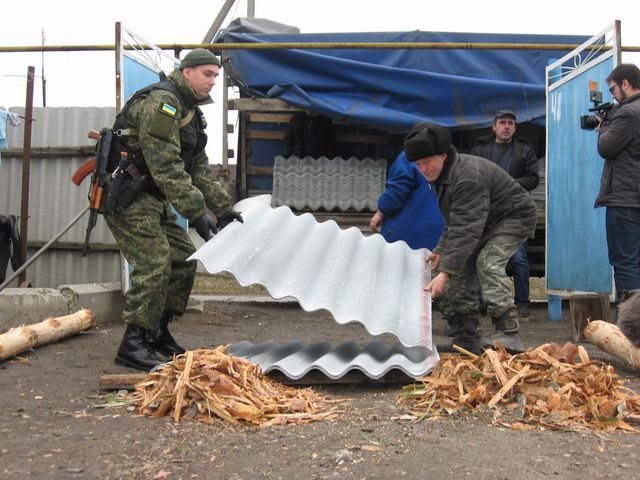 В село Трехизбенка Луганской области привезли гуманитарную помощь. Фото: moskal.in.ua