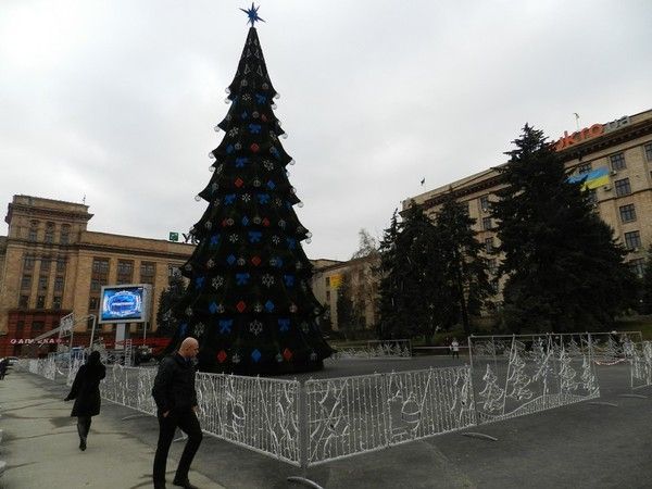 <p>На місці пам'ятника Леніну встановили ялинку. Фото: gorod.dp.ua</p>
