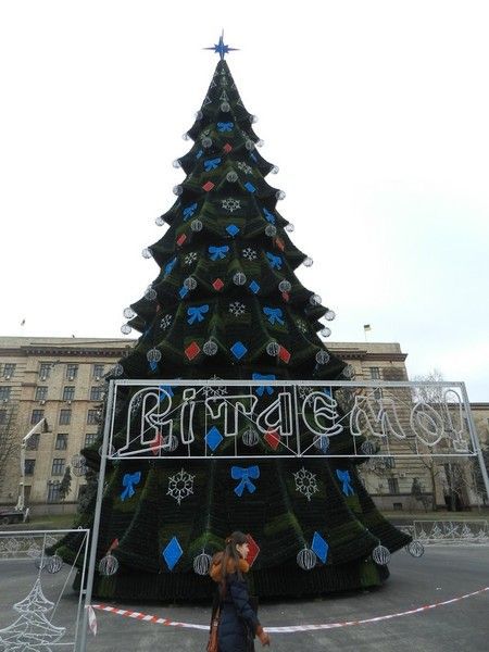 На месте памятника Ленину установили елку. Фото: gorod.dp.ua