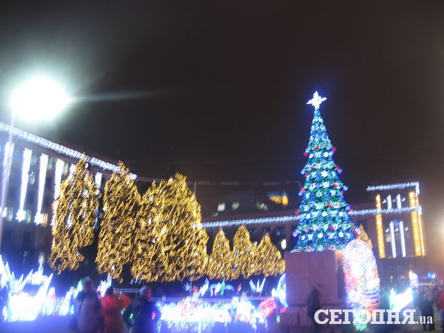 В Днепропетровске зажгли новогоднюю елку. Фото: Андрей Никитин