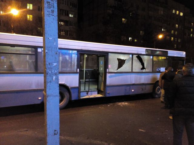 <p>У Львові на вулиці Вашингтона обстріляли міський автобус, фото fakty.ictv.ua</p>