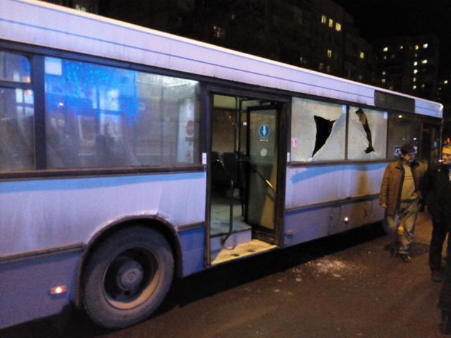<p>У Львові на вулиці Вашингтона обстріляли міський автобус, фото fakty.ictv.ua</p>