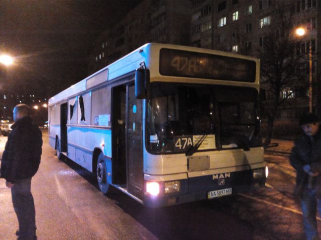 Во Львове на улице Вашингтона обстреляли городской автобус, фото fakty.ictv.ua