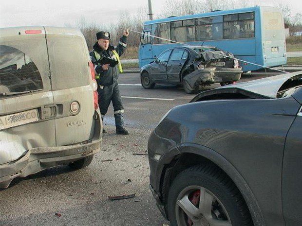 В Киеве водитель неосторожным маневром устроил ДТП из пяти машин, фото Виталий Мирошниченко/.lb.ua