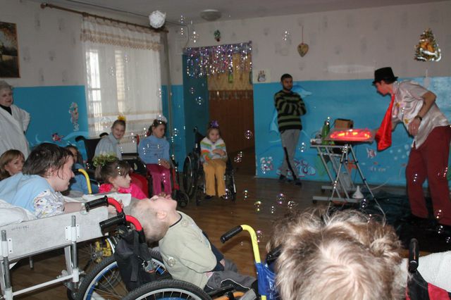<p>Обездоленным детям устроили праздник. Фото: ВКонтакте</p>