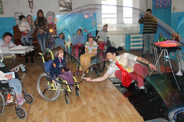 Обездоленным детям устроили праздник. Фото: ВКонтакте
