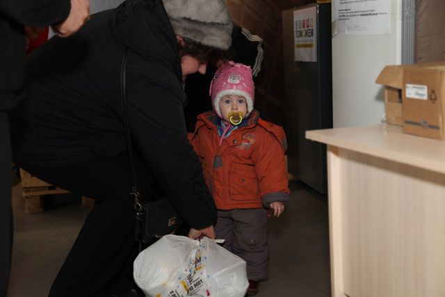 В декабре помощь для детей начали получать переселенцы в городах компактного проживания, а также семьи в других городах, находящихся в зоне конфликта. Фото: пресс-центр.