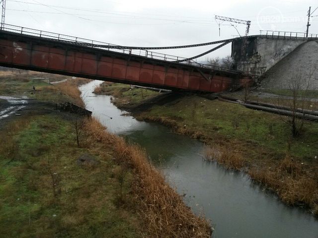 Мост в Мариуполе взорвали ночью. Фото: 0629.com.ua