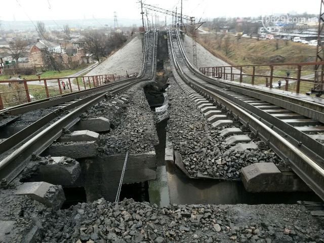 Мост в Мариуполе взорвали ночью. Фото: 0629.com.ua