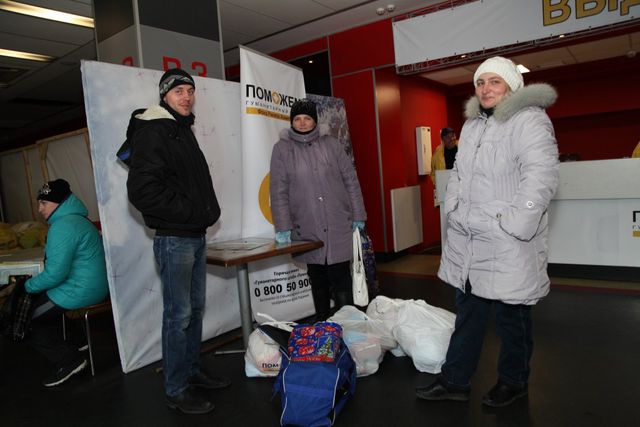 Жрители Макеевки получают гуманитарную помощь на ледовой арене "Дружба" в Донецке. Фото: пресс-центр.