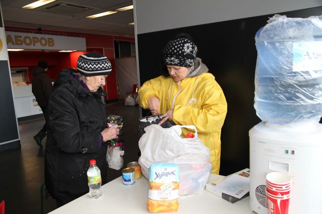 Жрители Макеевки получают гуманитарную помощь на ледовой арене "Дружба" в Донецке. Фото: пресс-центр.