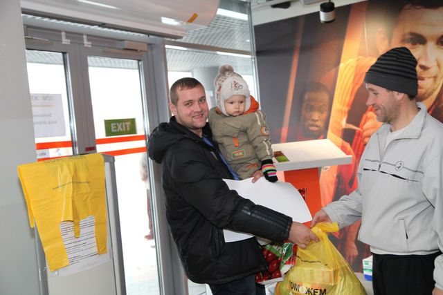 В общей сложности в Донецкую и Луганскую области отправилось 285 тысяч новогодних подарков