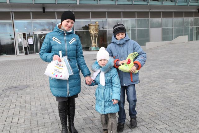 В общей сложности в Донецкую и Луганскую области отправилось 285 тысяч новогодних подарков