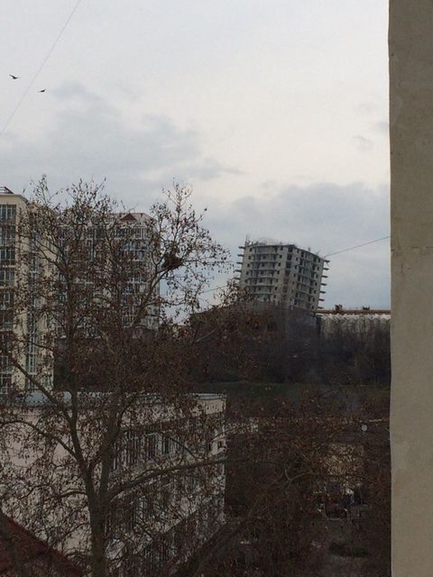 После взрыва здание лишь накренилось. Фото: соцсети и АН-Крым