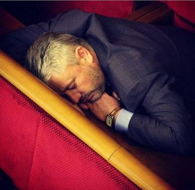 Депутаты легли спать на рабочих местах , фото twitter.com/HromadskeTV