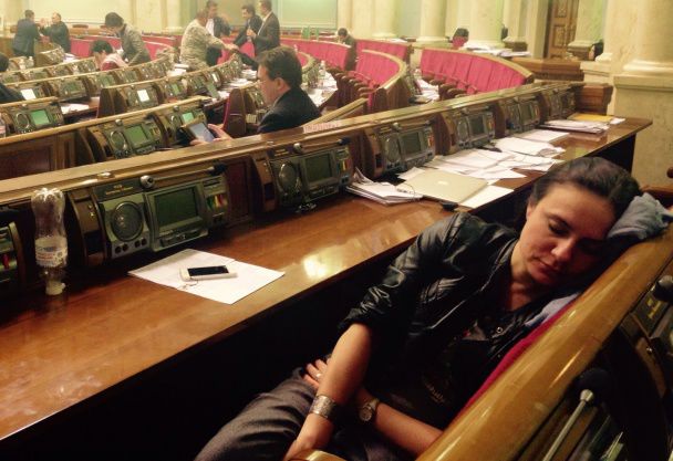 Депутати лягли спати на робочих місцях, фото facebook.com/yura.stets