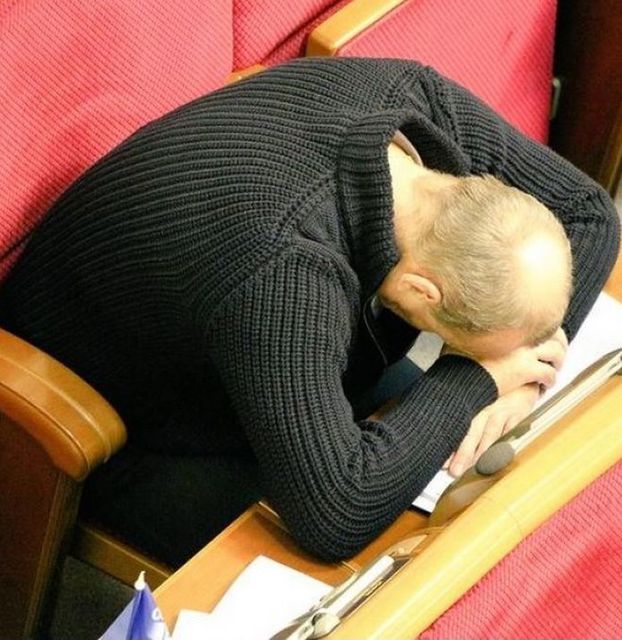 Депутати лягли спати на робочих місцях, фото twitter.com/HromadskeTV