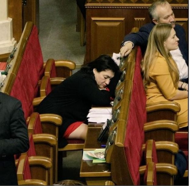 Депутаты легли спать на рабочих местах, фото twitter.com/HromadskeTV