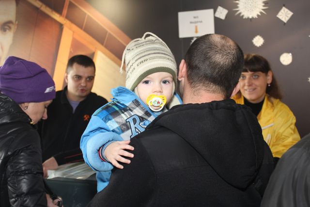 <p>Крім допомоги дітям, в Донецьку та Луганську області вирушило 285 тисяч новорічних подарунків. Фото: прес-центр.</p>