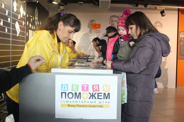 <p>Крім допомоги дітям, в Донецьку та Луганську області вирушило 285 тисяч новорічних подарунків. Фото: прес-центр.</p>