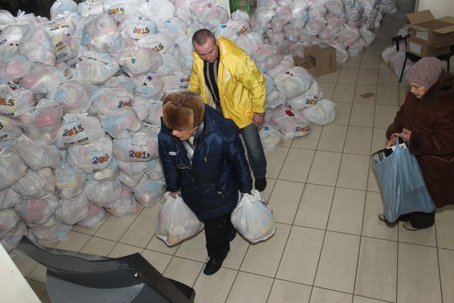 Выдача продуктовых наборов в Донецке 29 января. Фото: пресс-центр.