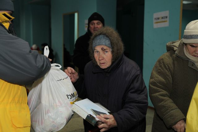 <p>Видача продуктових наборів в Донецьку 29 січня. Фото: прес-центр.</p>