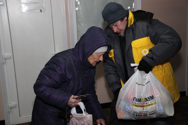 Выдача продуктовых наборов в Донецке 29 января. Фото: пресс-центр.