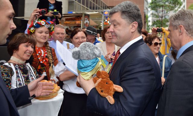 Порошенко отримав подарунки. Фото: AFP