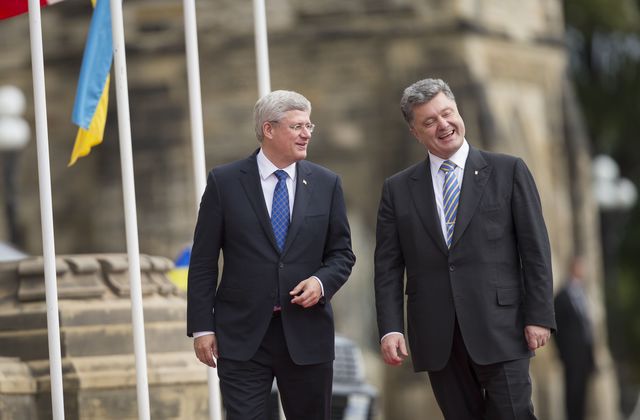 Стивен Харпер – премьер Канады – и Петр Порошенко. Фото: AFP