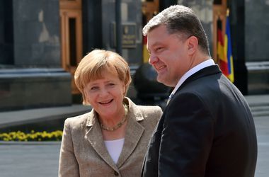 Петро Порошенко поділився з Ангелою Меркель деталями зустрічі в Мінську. Фото: AFP