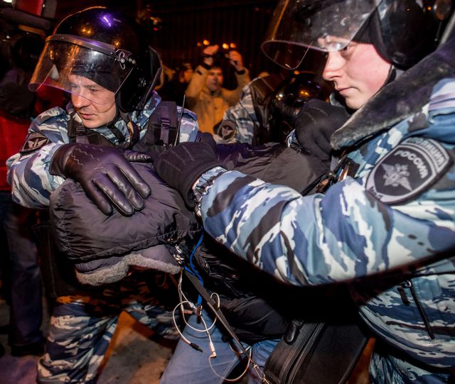 Акция в поддержку Алексея Навального продолжилась в "елочном шаре" на Манежной площади через несколько часов после разгона, фото AFP