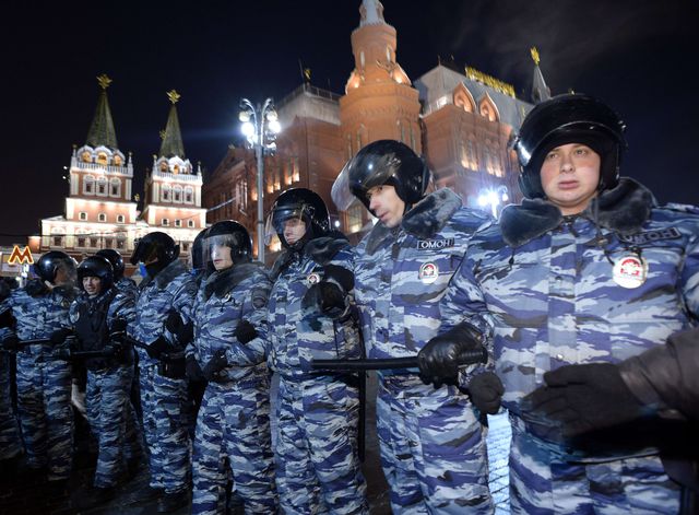 <p>Акція на підтримку Олексія Навального продовжилася в "ялинковій кулі" на Манежній площі через кілька годин після розгону, фото AFP</p>