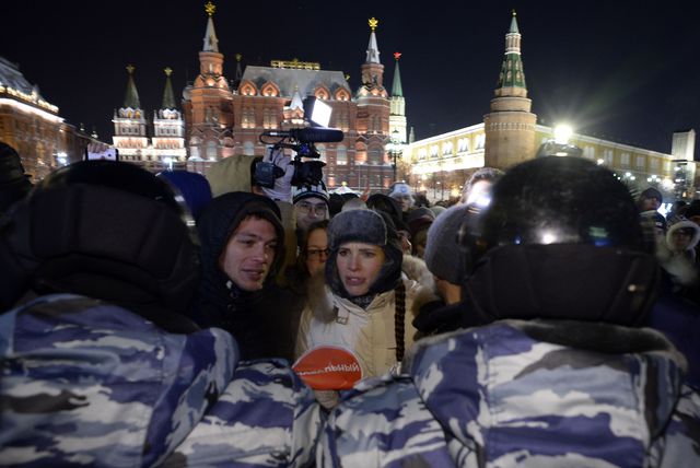 Акция в поддержку Алексея Навального продолжилась в "елочном шаре" на Манежной площади через несколько часов после разгона, фото AFP