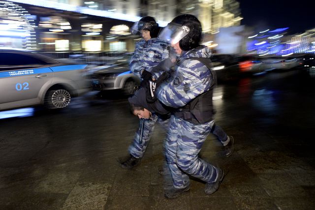 <p>Акція на підтримку Олексія Навального продовжилася в "ялинковій кулі" на Манежній площі через кілька годин після розгону, фото AFP</p>