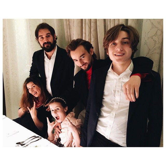 Алан Бадоев с экс-женой и детьми фото:instagram.com