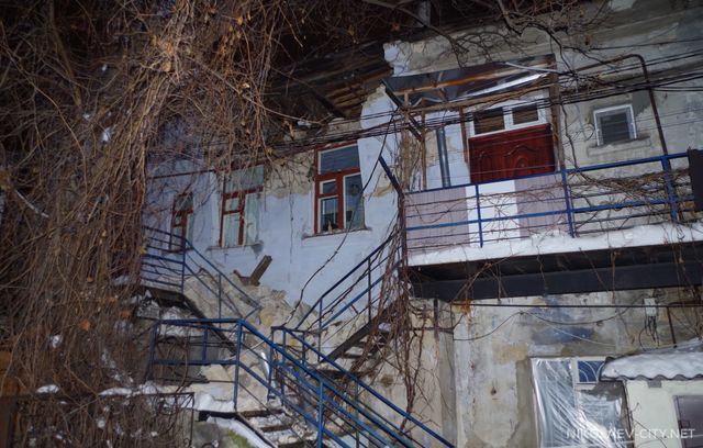 <p>Спеціалісти аварійних служб вивчають стан будинку. Фото: nikolaev-city.net</p>