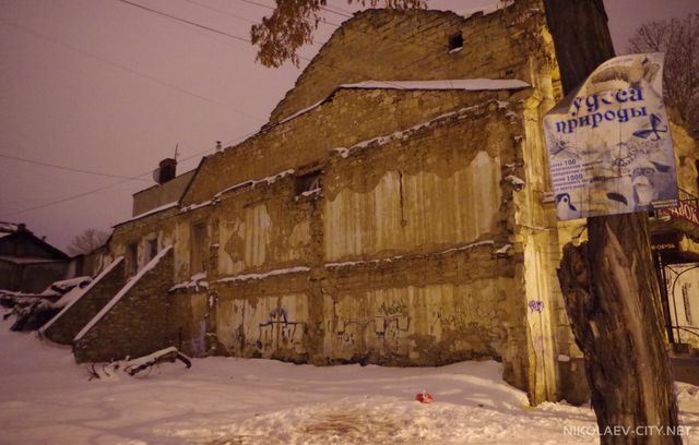 <p>Спеціалісти аварійних служб вивчають стан будинку. Фото: nikolaev-city.net</p>