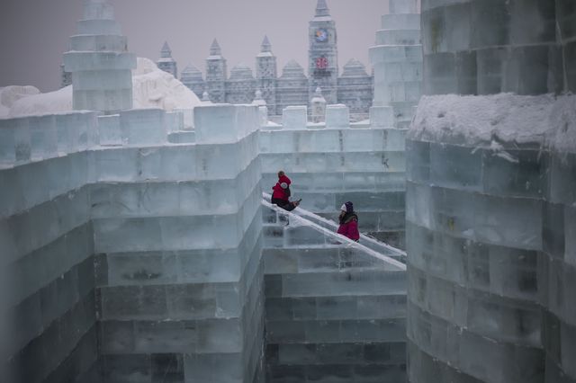 В Китае построили сказочный ледяной город, фото AFP