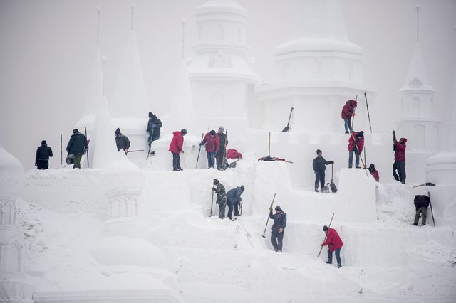 В Китае построили сказочный ледяной город, фото AFP