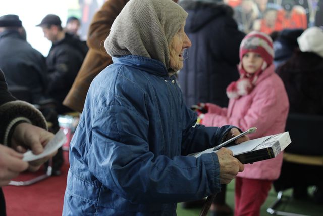 Выдача гуманитарной помощи в Донецке. Фото: пресс-центр