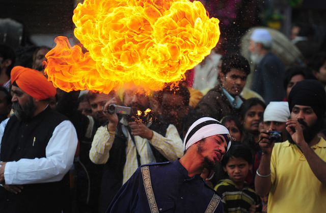 На півночі Індії сикхські воїни показали бойове мистецтво гатка під час релігійного ходи напередодні дня народження дев'ятого сикхського гуру. Крім того, молоді люди показали вогняне шоу, яке є частиною бойових мистецтв. Фото: AFP