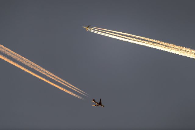 Два самолета устроили небольшое шоу над швейцарским аэропортом  Payerne. Фото: AFP<br />
