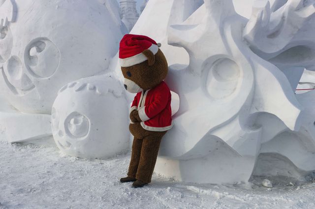 У Китаї стартував 31-й Харбінський міжнародний фестиваль "Світ снігу і льоду", який є найпрестижнішим у світі змаганням художників-льодорубів. Туристи з усієї планети приїжджають подивитися на величезні копії відомих світових споруд, гігантські 240-метрові гірки, церкви і пагоди зі снігу та льоду. Фото: AFP