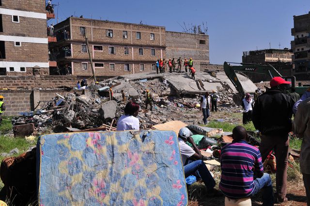 У столиці Кенії – Найробі – звалився багатоквартирний будинок з шести поверхів. Трагедія забрала життя, щонайменше, однієї людини, кілька жителів були травмовані. Фото: AFP