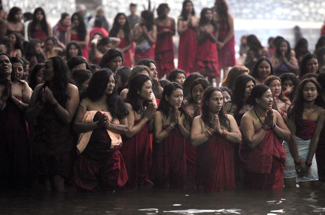В столице Непала – Катманду прошел фестиваль Священной нити. В этот день индуисты делают омовения в священных водах рек и благословляют священные нити. Фото: AFP 