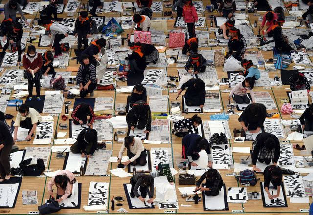 В Японии более трех тысяч человек приняли участие в мастер-классе по каллиграфии.  Фото: AFP