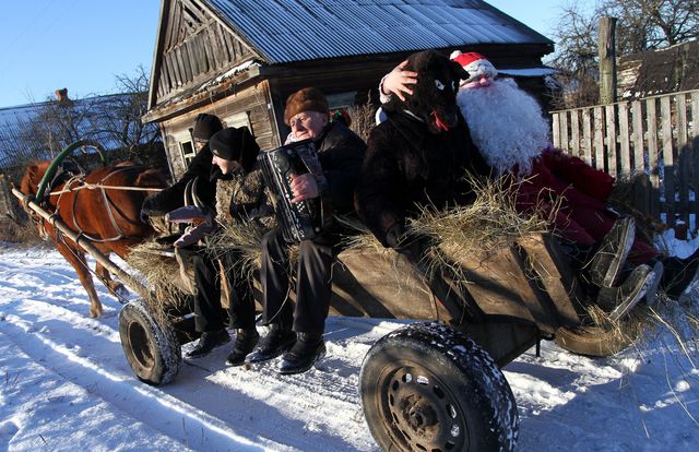 У селі Погост (Білорусь) із традиціями відзначили Різдво. Фото: AFP