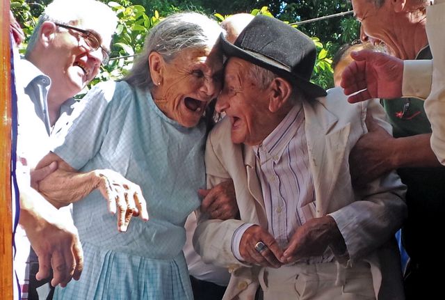 В Парагвае ветеран войны Чакской войны и его супруга получили новое жилье. В этот день ветерану исполнилось ровно 100 лет. Фото: AFP<br />
