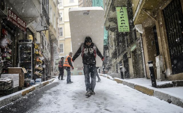Турцию в начале года завалило снегом. Интенсивный снегопад в турецком городе Бурса случился 1 января. Высота снежного покрова также превышает 60 сантиметров. Фото: AFP