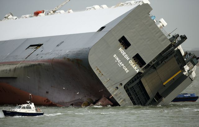 Судно Hoegh Osaka водоизмещением в 51 тонну было посажено на мель при выходе из британского порта Саутгемптона, после того как начало серьезно крениться и могло перевернуться. Фото: AFP